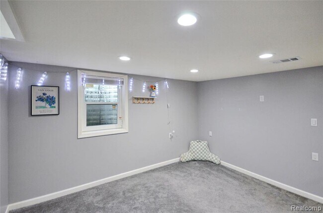 Building Photo - 37653 Longacre Dr