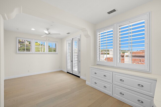 Building Photo - 150 Sidney Bay Dr
