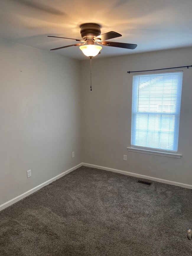 Building Photo - Charming 3 bedroom, 2 bath home in the heart of Dickson!!