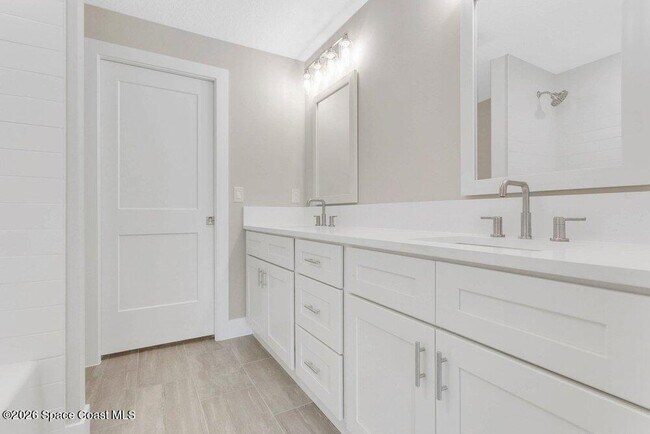 Building Photo - 889 Dunbar St