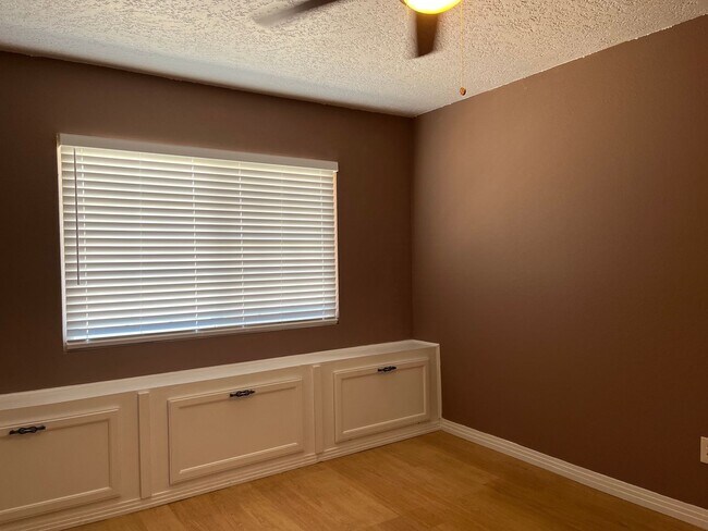 Building Photo - 4-Bedroom Home in Hesperia!