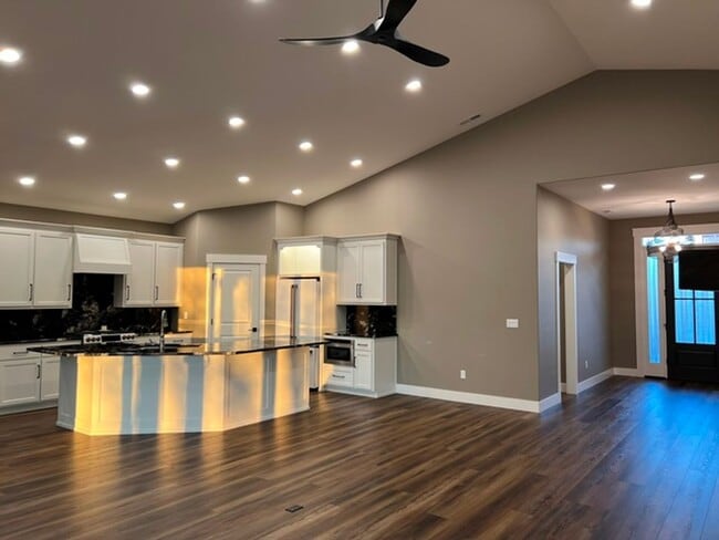 Building Photo - 3Bd/2Ba Single Story House - Available to ...