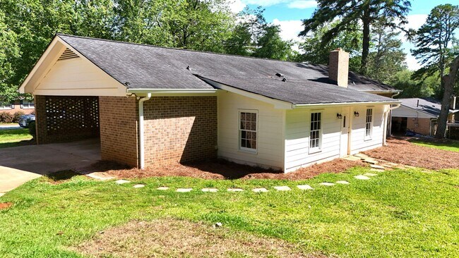 Building Photo - Pre-Leasing for August!