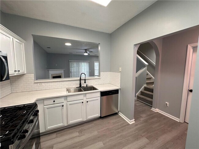 Building Photo - 2025 Austin Park Cir