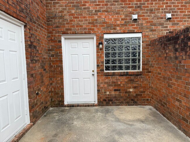 Building Photo - 2 Bedroom End Unit with New Flooring, Appliances & Fresh Paint!