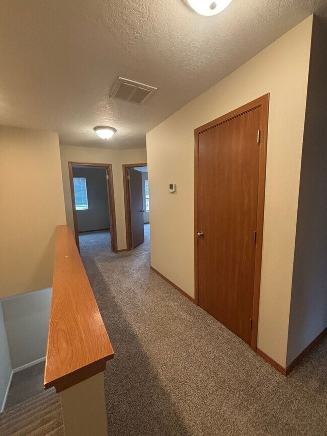 Building Photo - NEWLY UPDATED 4 bed / 2.5 BATH - Desirable Spokane Valley