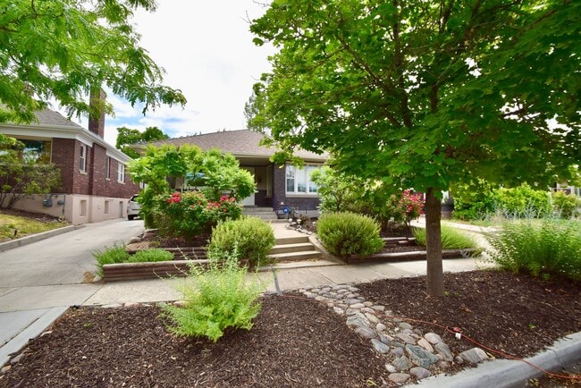 Building Photo - Newly Remodeled 4 Bedroom 2 Bath Home in Salt Lake City!!
