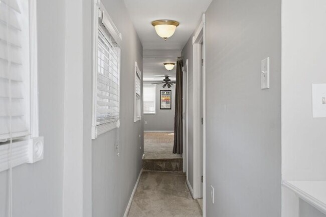 Building Photo - 420-A S Regester St