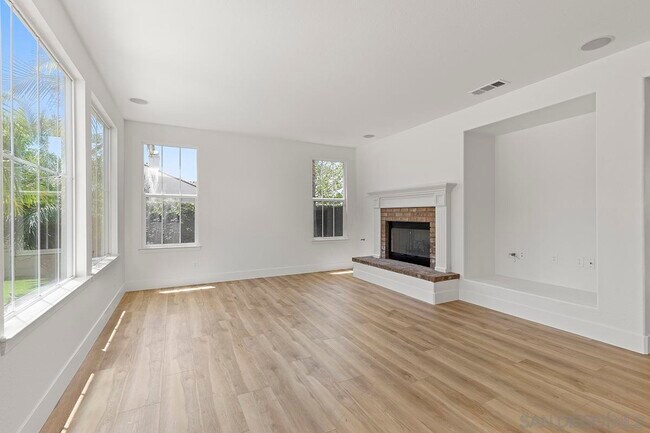 Building Photo - 6338 Huntington Dr