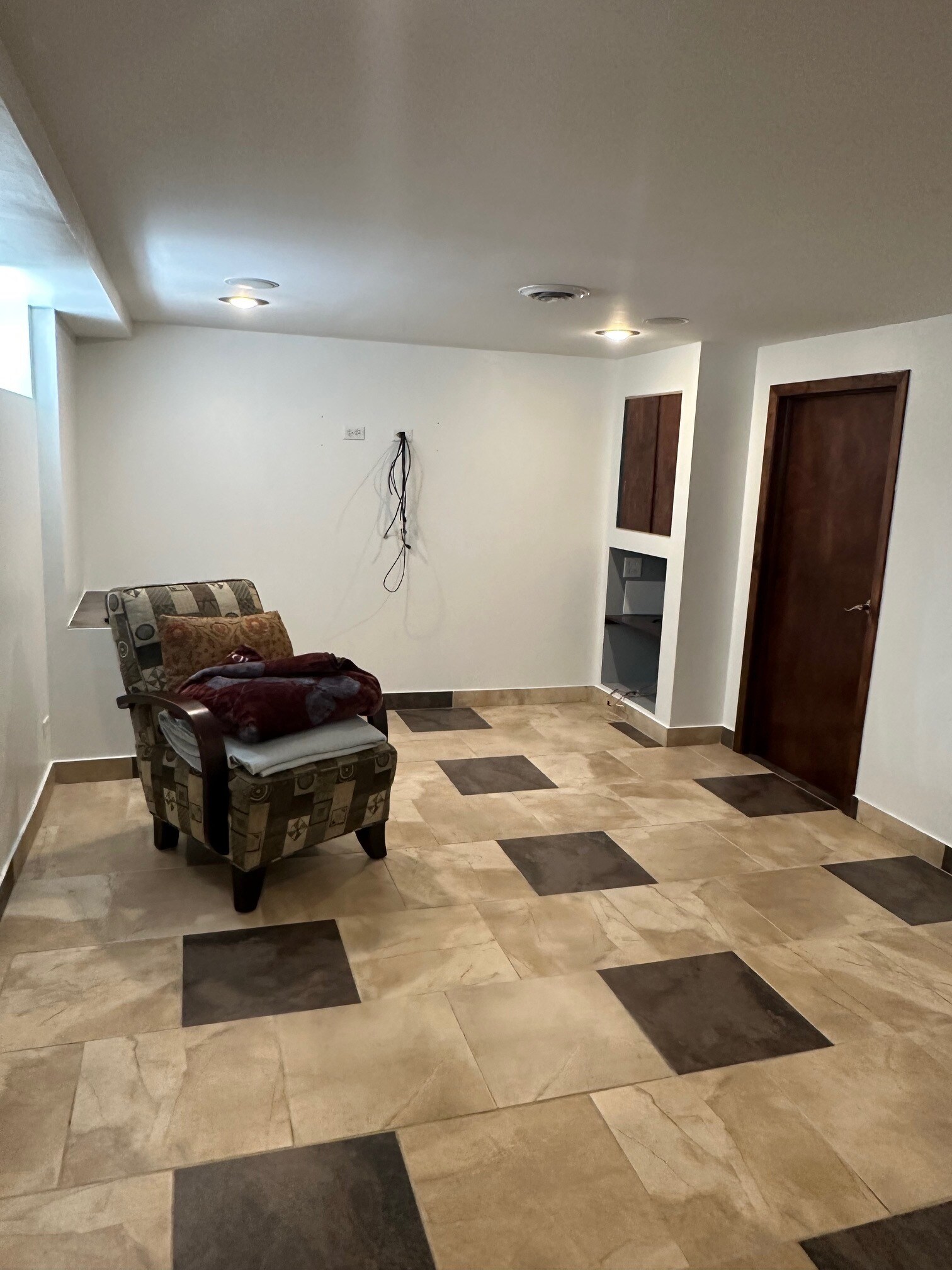Basement living area - 4441 S Kilpatrick Ave