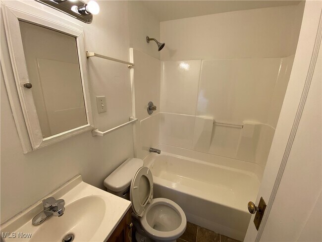 Building Photo - 5161 Greenhurst Dr