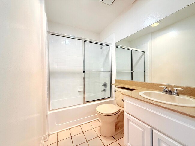 Building Photo - Gorgeous Spacious 2 Bedroom - 2 bath top f...