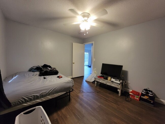 Building Photo - Renovated 2 Bedroom Apartment Conveniently...