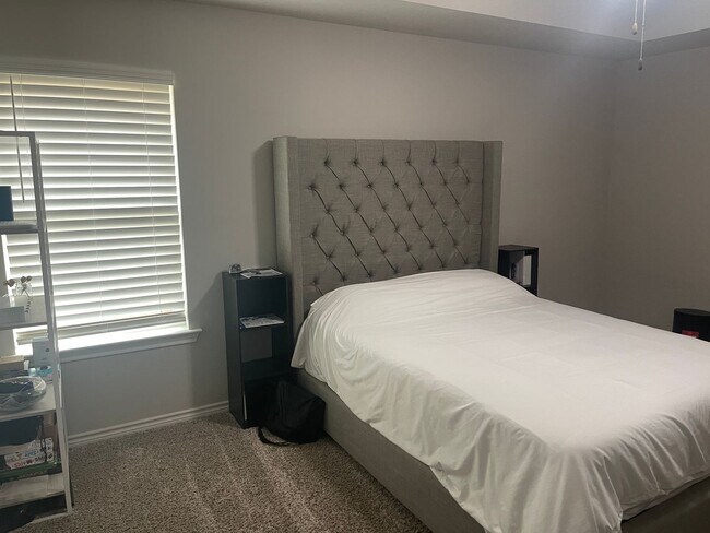 Building Photo - Bryan - 3 Bedroom / 2 Bath / 2 car garage / fenced in back yard.