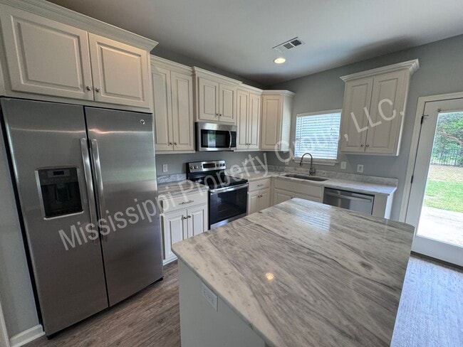 Building Photo - 3BR/2BA Home