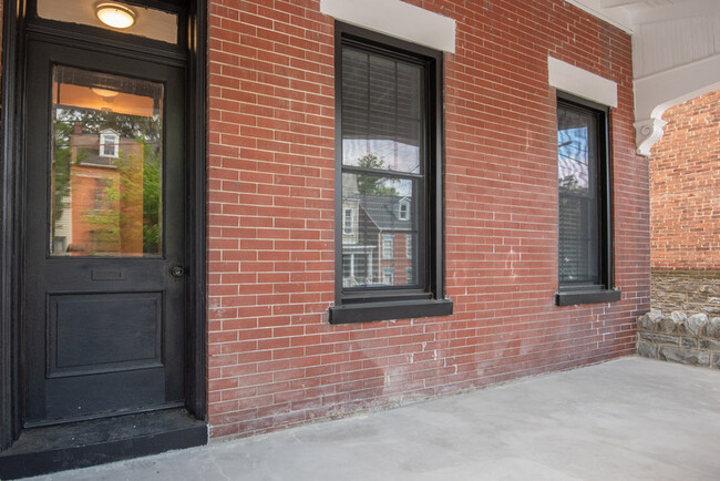 Building Photo - 323 N Mulberry St