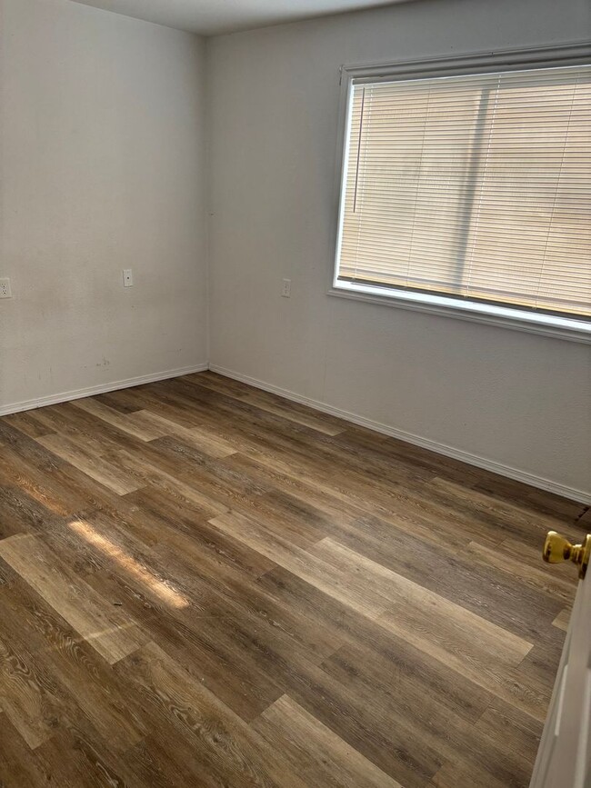 Building Photo - SFH B 107 - Wilson Lane Duplex