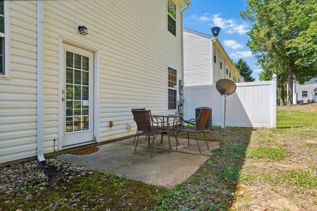 Building Photo - 7420 Abigail Glen Dr