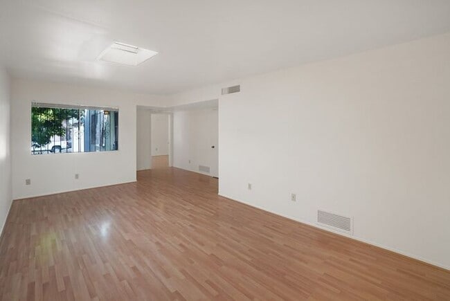 Building Photo - Pending/Rented – Pet-Friendly 2 Bedroom Ho...