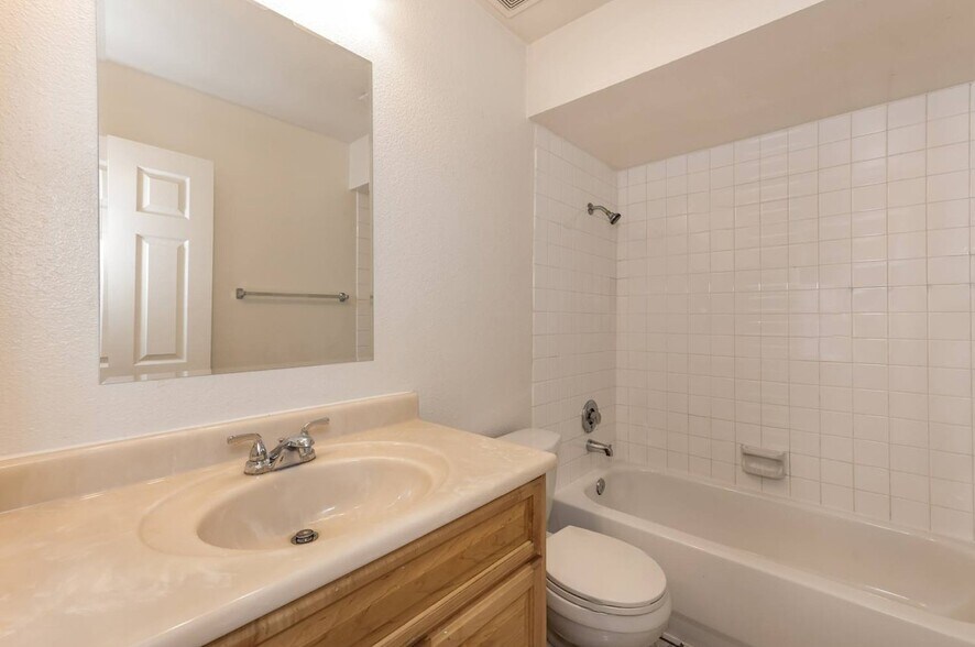 Building Photo - 346 Fuente Dr