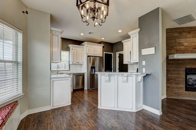 Building Photo - 1605 Silver Oak Dr