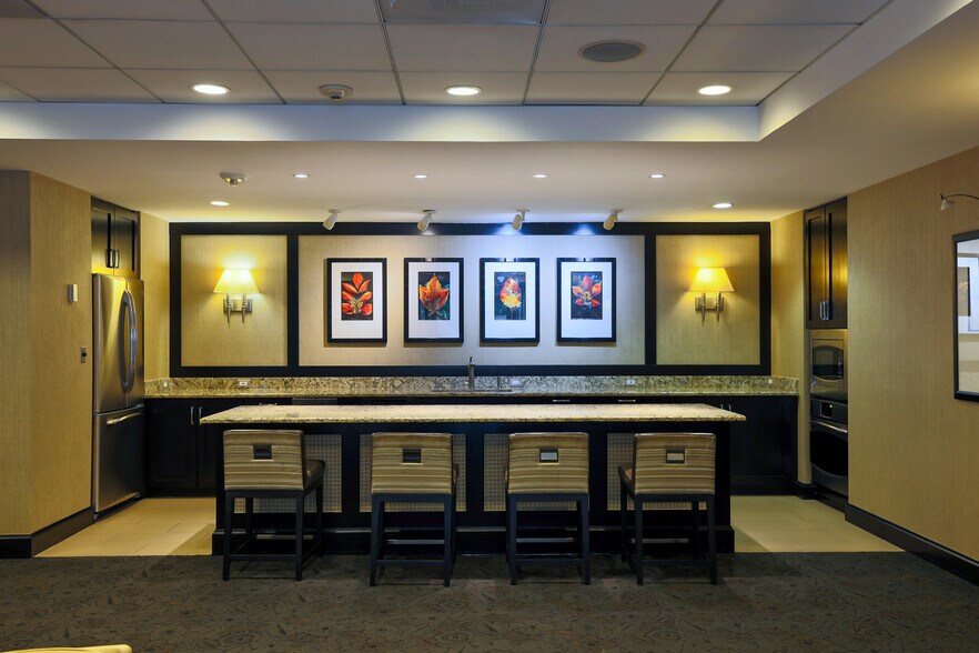 Entertainment Room - 4601 N Park Ave
