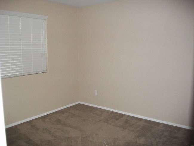 Building Photo - Beautiful 4 Bedroom Home with Granite Coun...