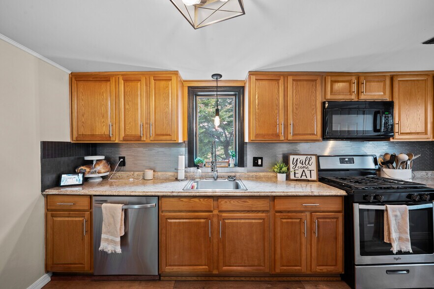 Building Photo - 2221 N 1st Ave