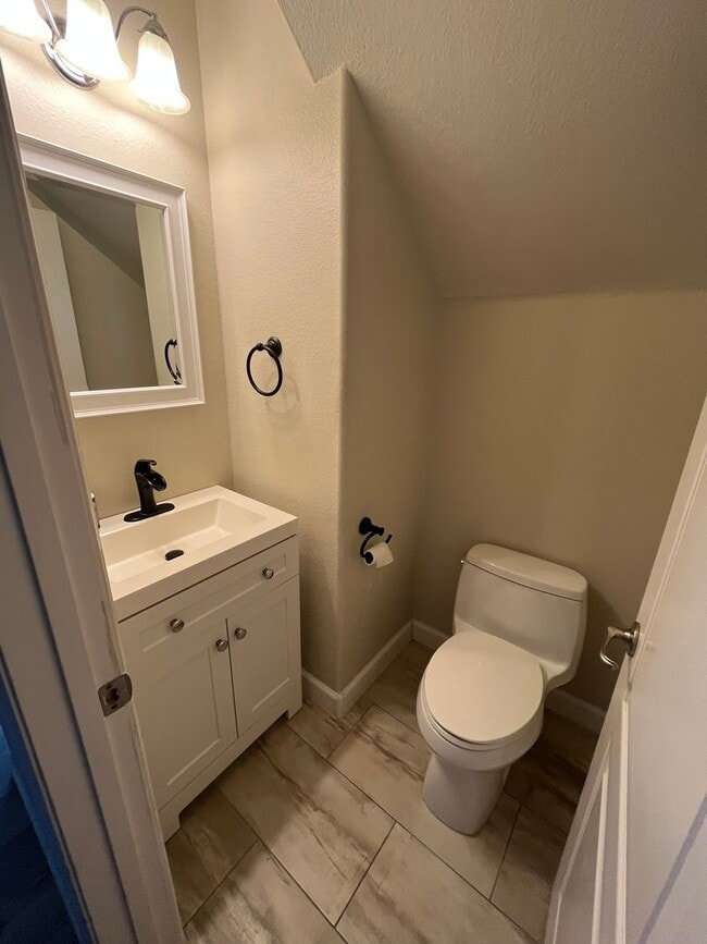 Building Photo - ***Move in Special.  $1000 off 1st month's rent***Beautiful corner unit townhome in the heart of ...