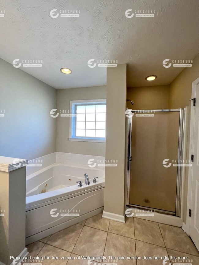 Building Photo - Freshly Painted 2 Bed 2 Bath Condo