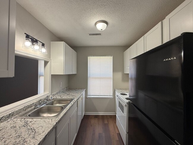 Building Photo - Fully Renovated 2 bed/ 2 bath Duplex! Available Now!