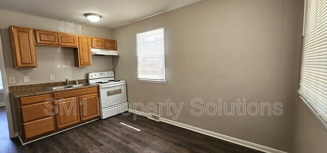 Building Photo - 1529 Earl Dr