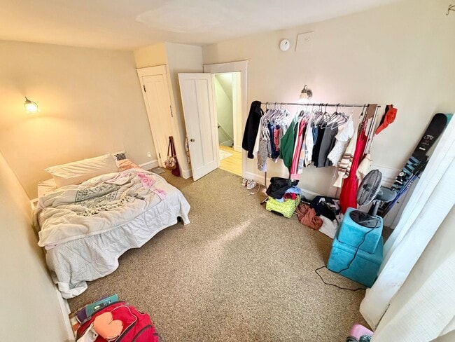 Building Photo - 3 Bedroom Apartment in Burlington VT Available NOW! OFF STREET PARKING, LAUNDRY, HEAT INCLUDED!