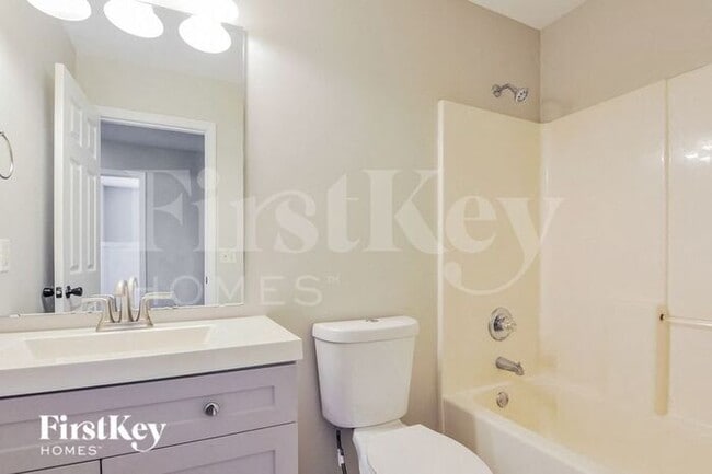 Building Photo - 15 Glen Meadows Dr