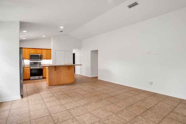 Building Photo - 3 Bedroom Scenic Heights Home