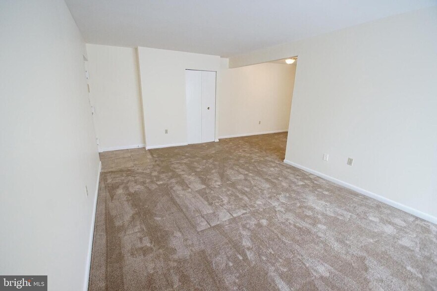 Building Photo - 140 Royal Oak Dr
