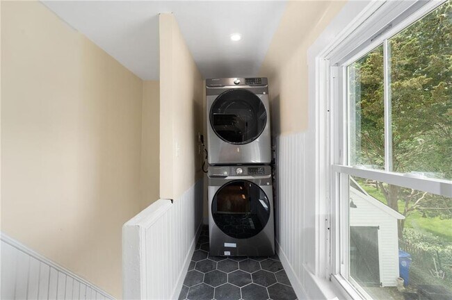 Building Photo - 32 Richmond St