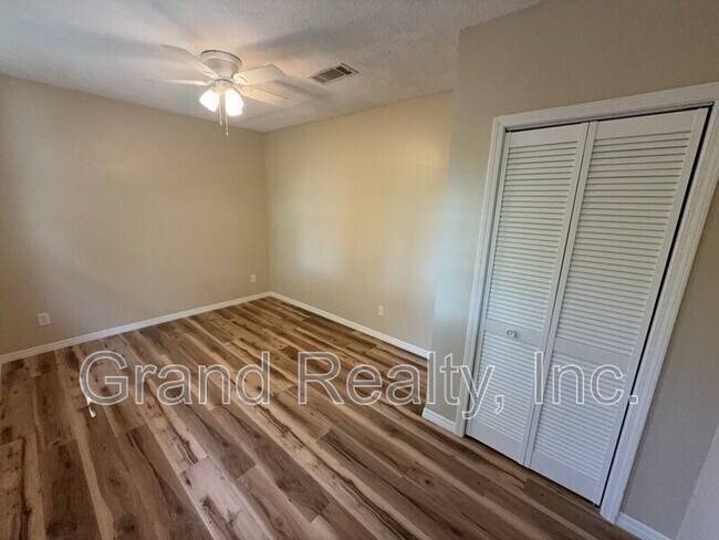 Building Photo - 7401 Bernadette Dr