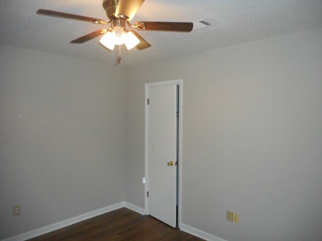 Building Photo - Charming 3BR/2BA Rental in Sand Ridge Neighbourhood