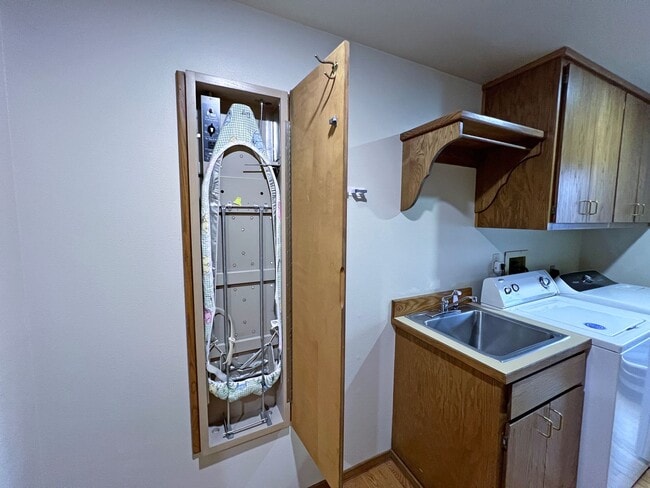 Building Photo - Gated Sound view home Des Moines area, 4 bed plus den 2.5 bath 3900 s/f, Available NOW!!!