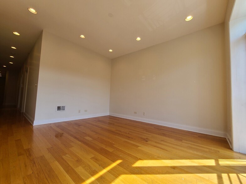 Building Photo - 3335 N Halsted St
