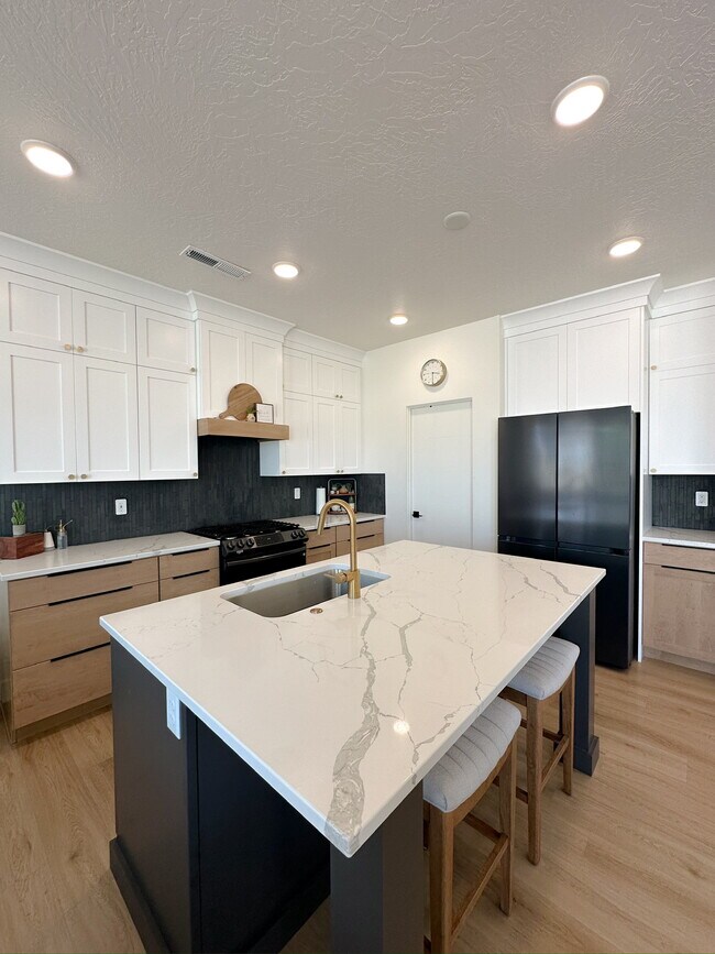 Building Photo - 5741 S Russet Sun Dr