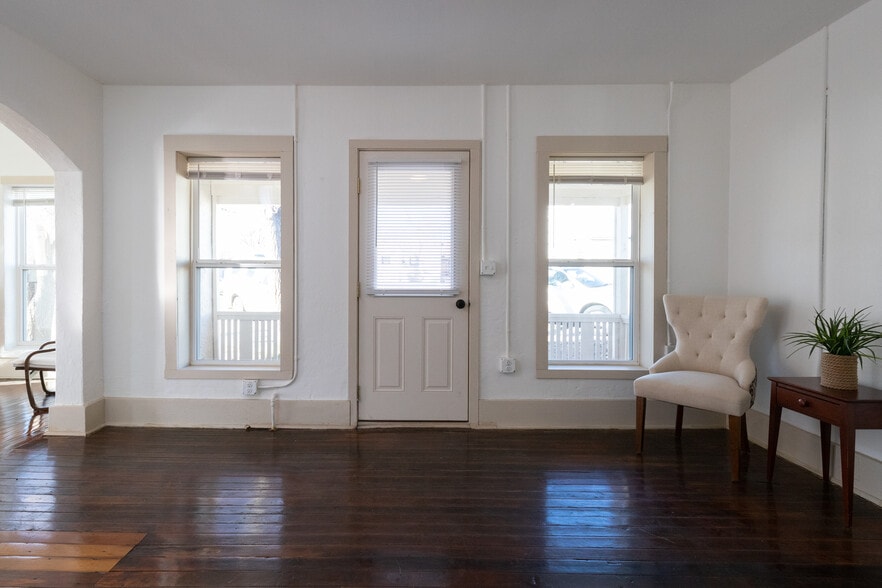 Building Photo - 105 E 2nd St