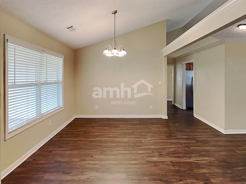 Building Photo - 303 Cole Creek Dr