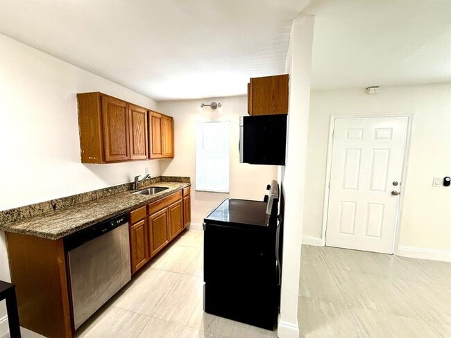 Primary Photo - 607 NE 29th Dr