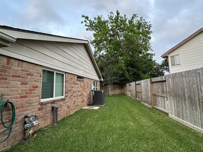 Building Photo - 2211 Brook View Ln