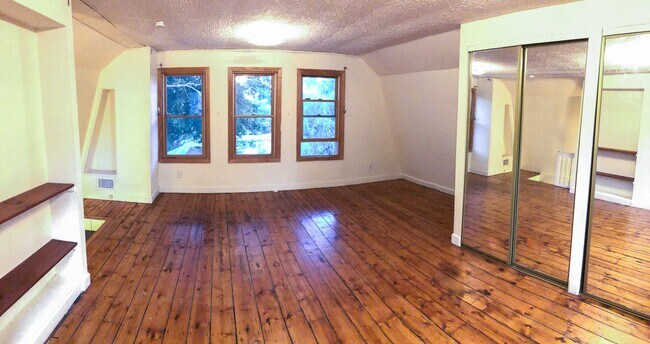 Building Photo - Adorable Private Lakefront 1 bed, 1 bath C...