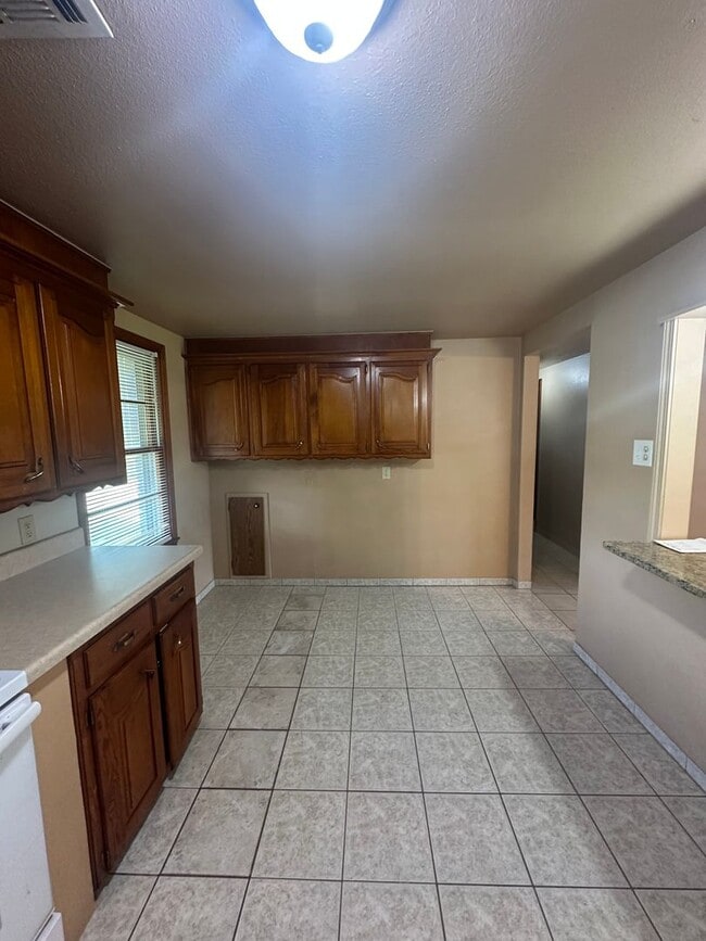 Building Photo - 16881 Beau-Kay Dr