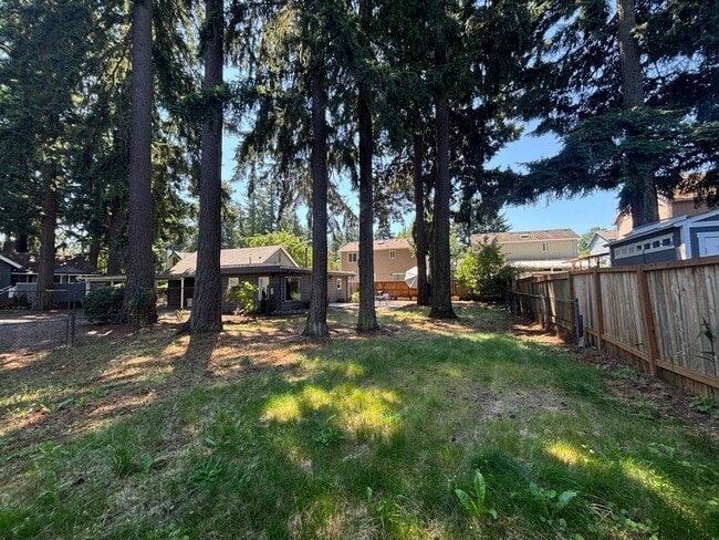 Building Photo - Newly Remodeled Home With Large Fenced Yar...