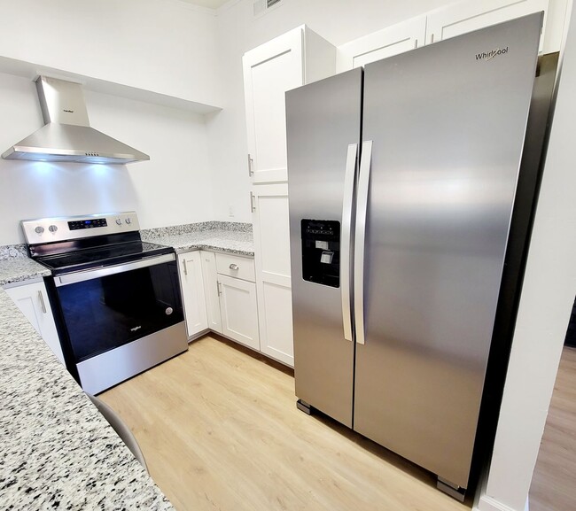 Building Photo - Available July 2025 : Beautiful 3-Bedroom ...